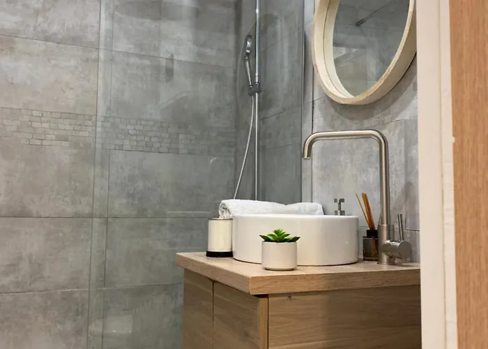 Stylish On Place Massena - Steps From Apartment