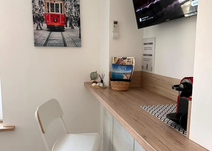 Stylish On Place Massena - Steps From Apartment *