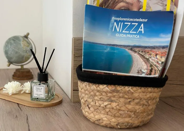 Stylish On Place Massena - Steps From Apartment